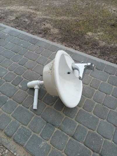 Umywalka w kompecie z baterią
