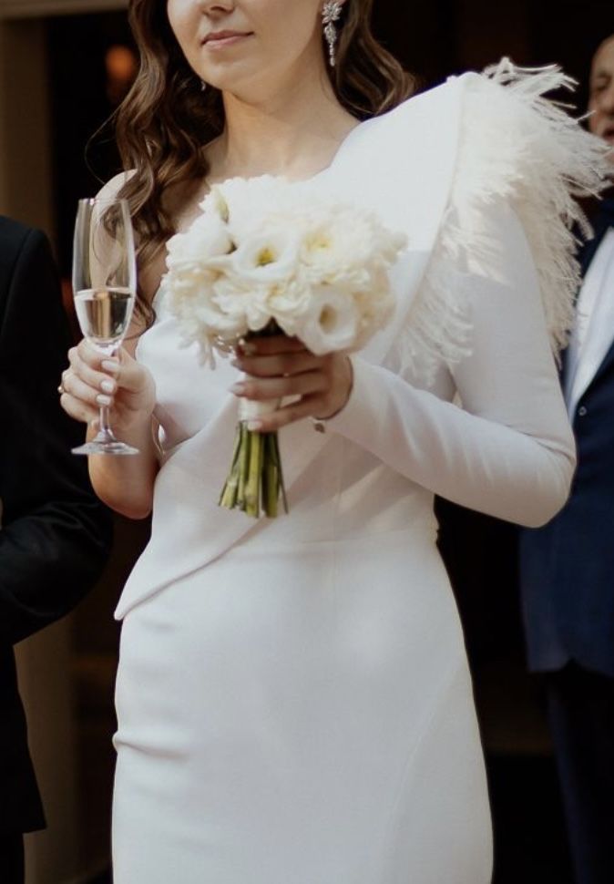 Suknia ślubna comti z piorami z odpinanym rękawem od Viola Piekut