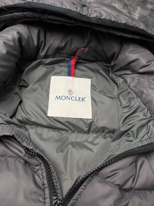 довгий пуховик Moncler Moka сірого кольору.