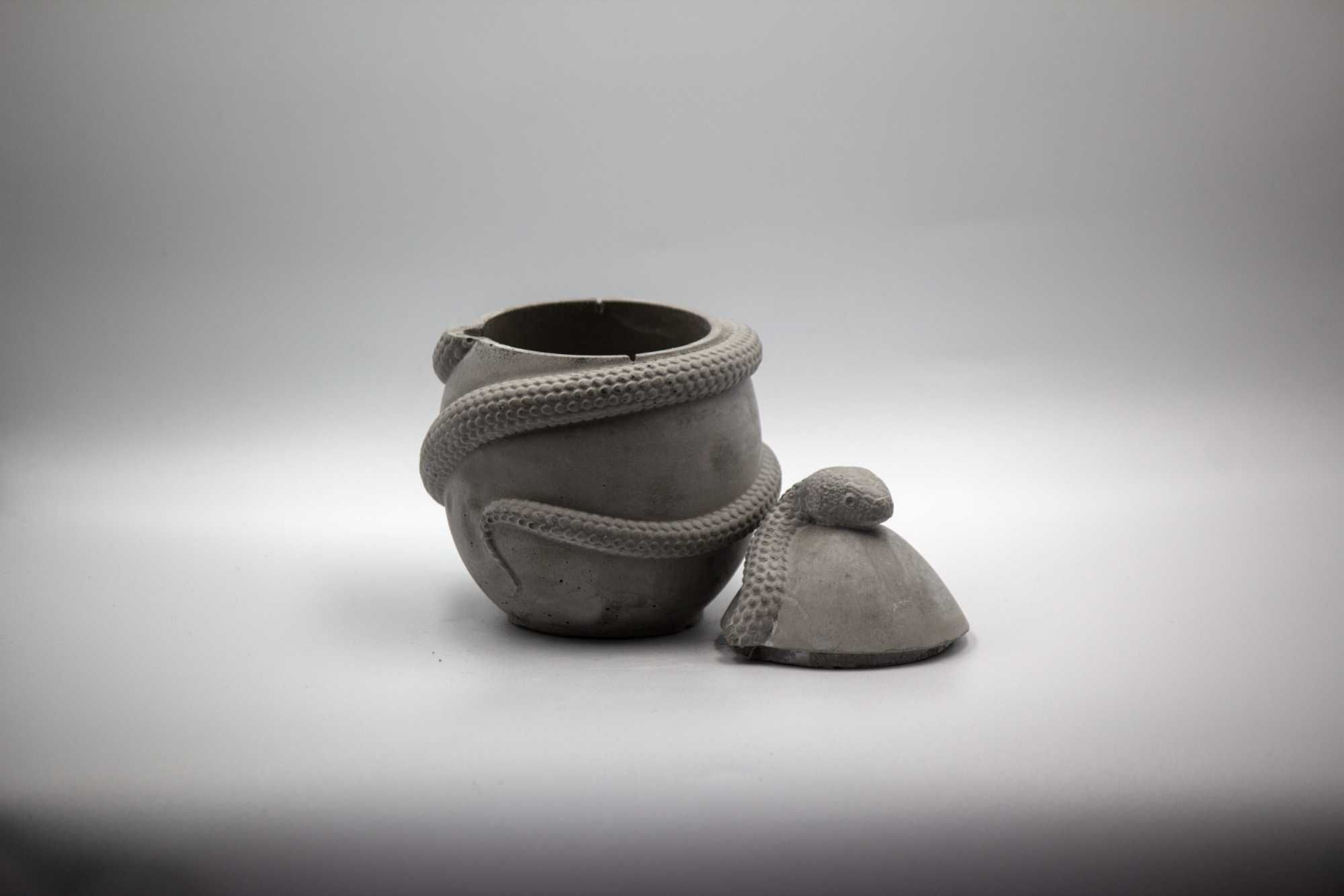 Betonowy pojemnik na świecę z motywem węża – unikatowy design 140 ml