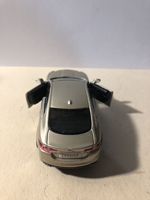 Jaguar XF da burago 1:32