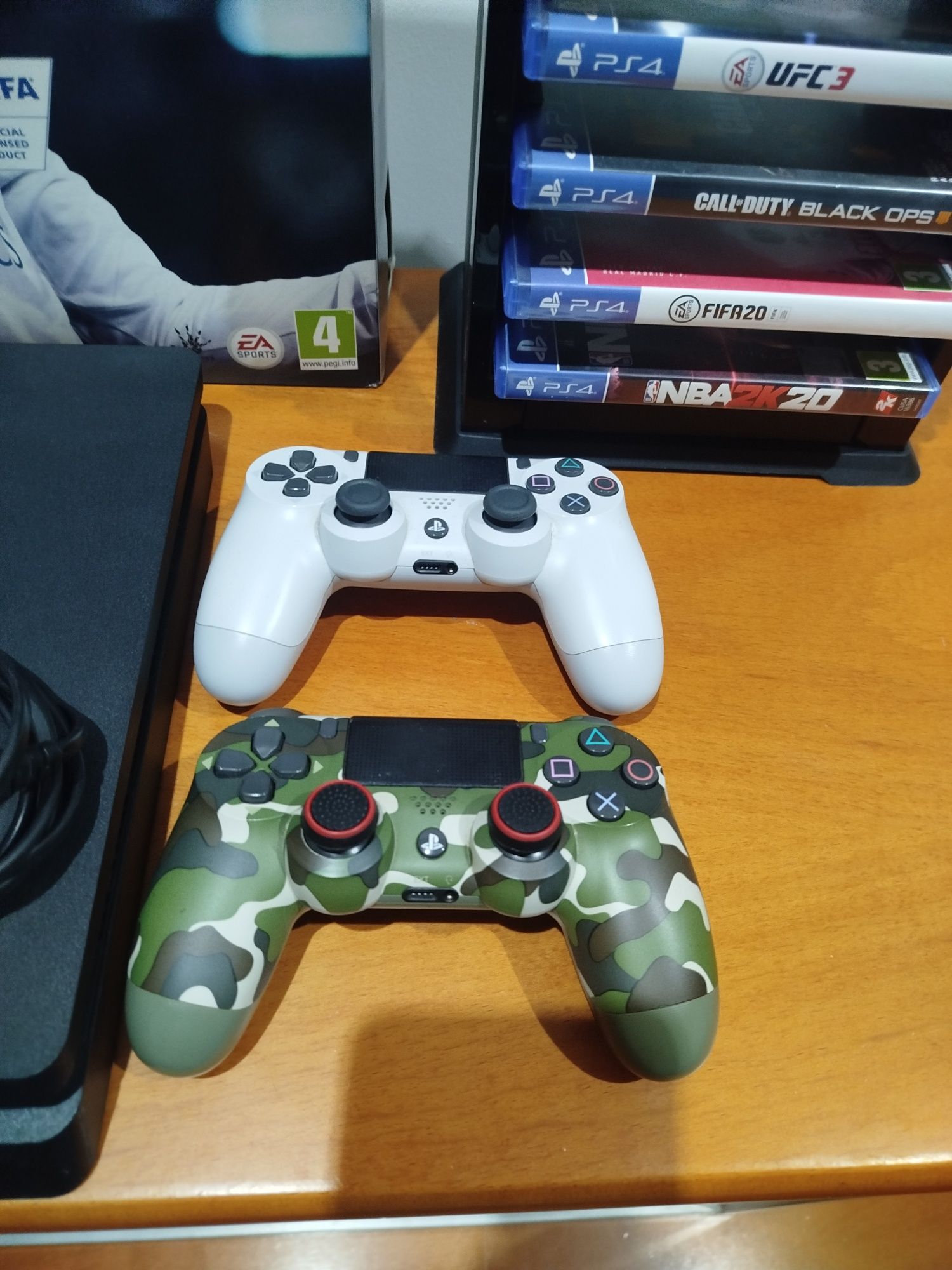 PlayStation PS4 + 2 comandos+ acessórios