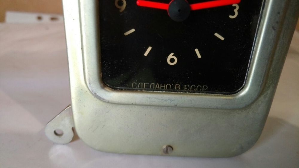 Годинник  автомобільний,люмінесцентні  стрілки.