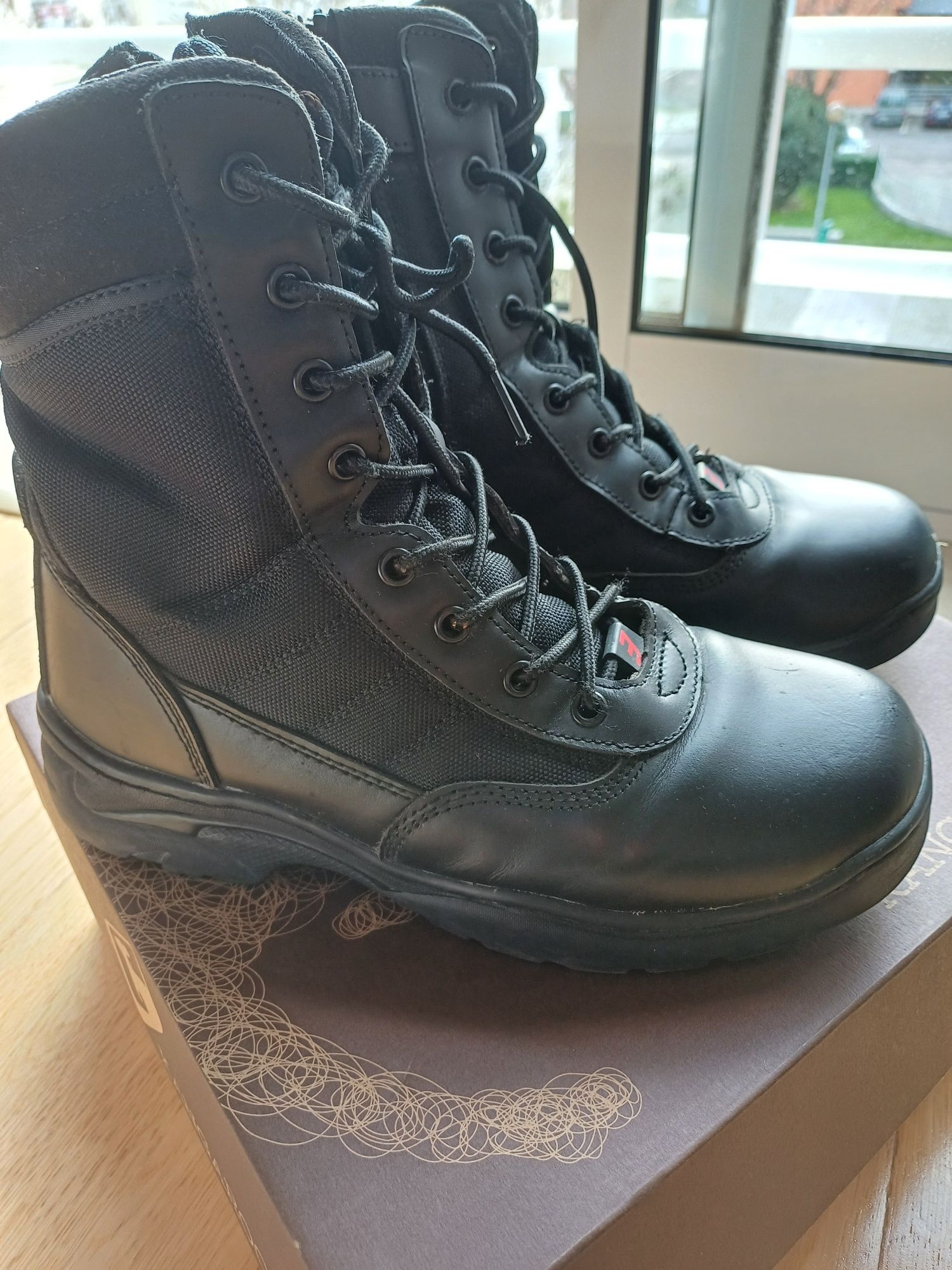 Bota estilo militar