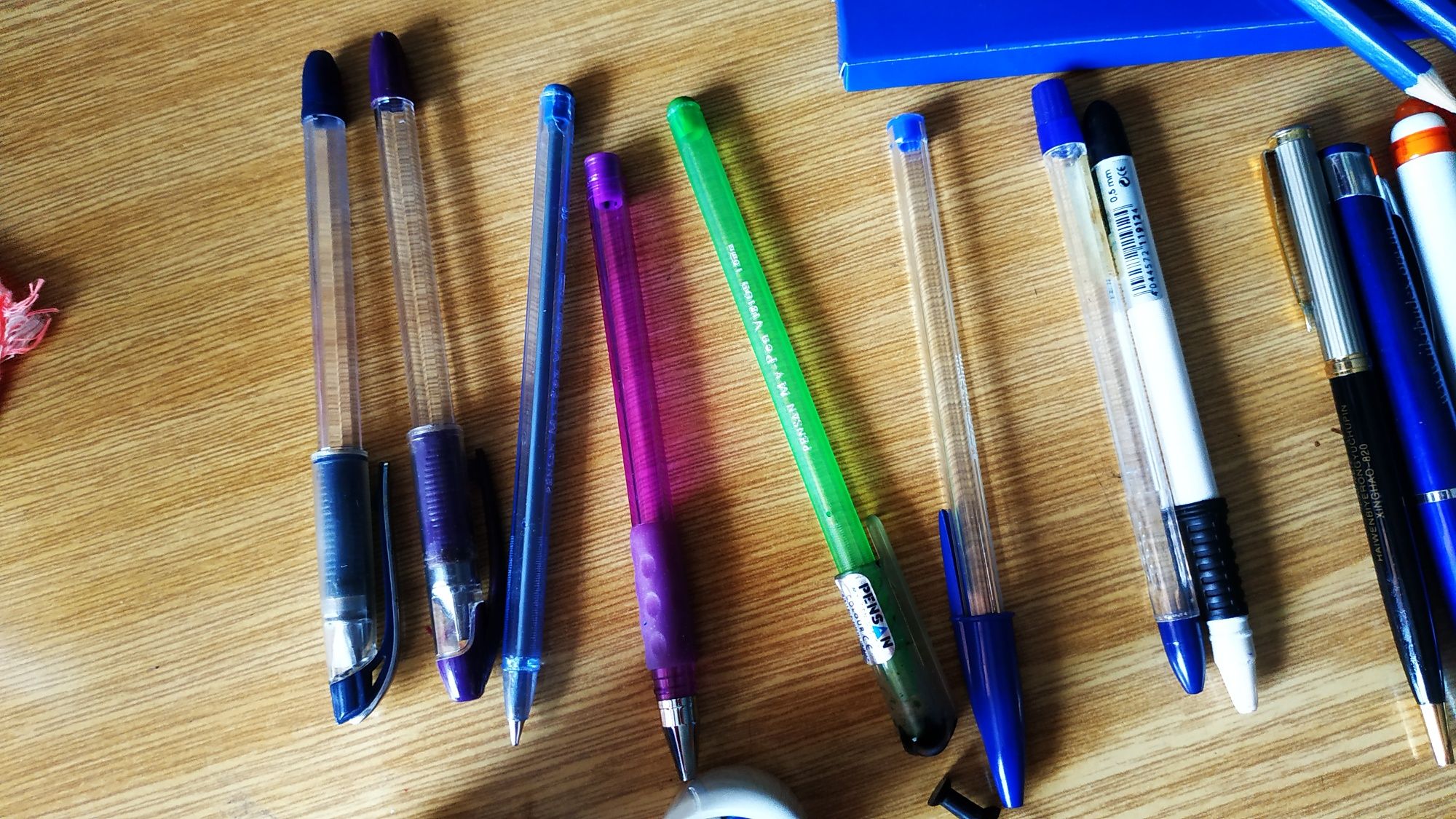 Карандаши, ручки, пенал, кнопки скрепки.