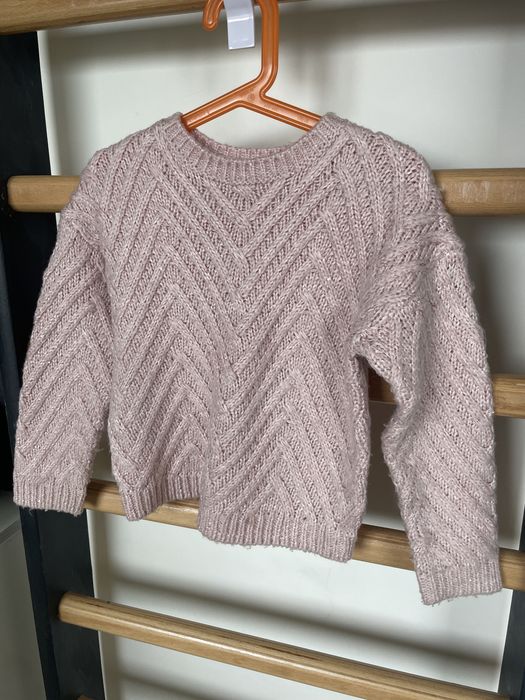 Gruby sweter Minoti 104 110 pudrowy róż sweterek błyszcząca nitka