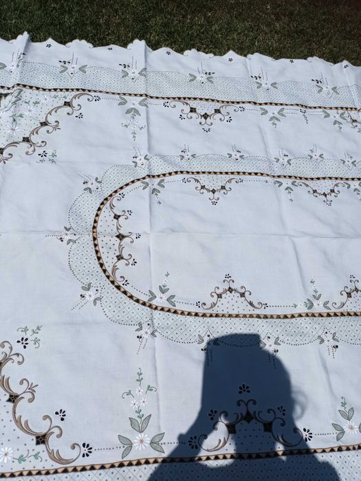 Toalha de Mesa com Bordados da Ilha da Madeira