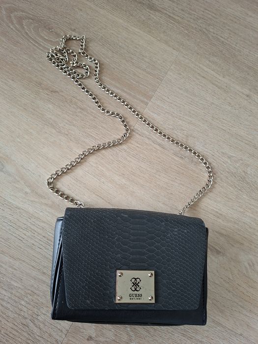 Torebka damska z łańcuszkiem.