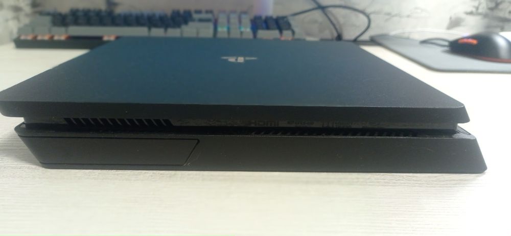 Продаю пс4 слім на 1 tb з двома доалшоками