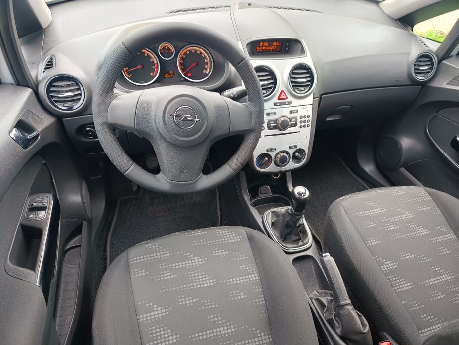 Śliczny Opel Corsa D lift 1,4 benzyna 2012 rok