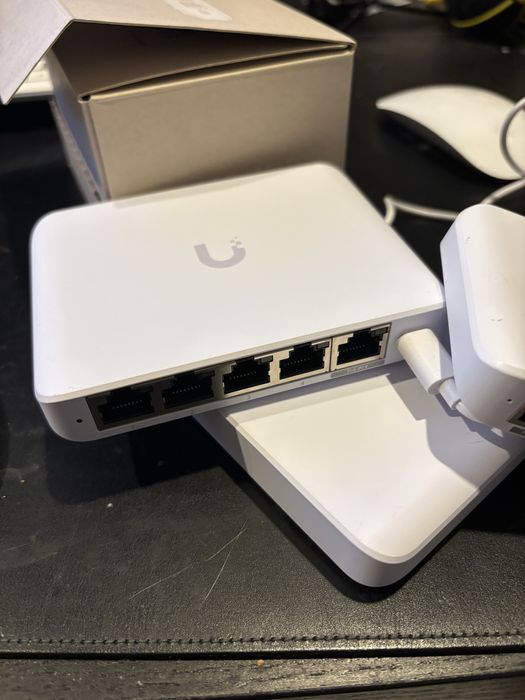 2x Ubiquiti USW-Flex-2.5G-5  Ubiquiti USW-Flex-mini