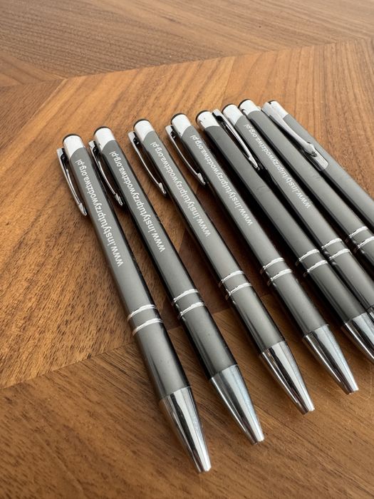 Komplet 8 nowych metalowych długopisów z klipsem – niebieski tusz