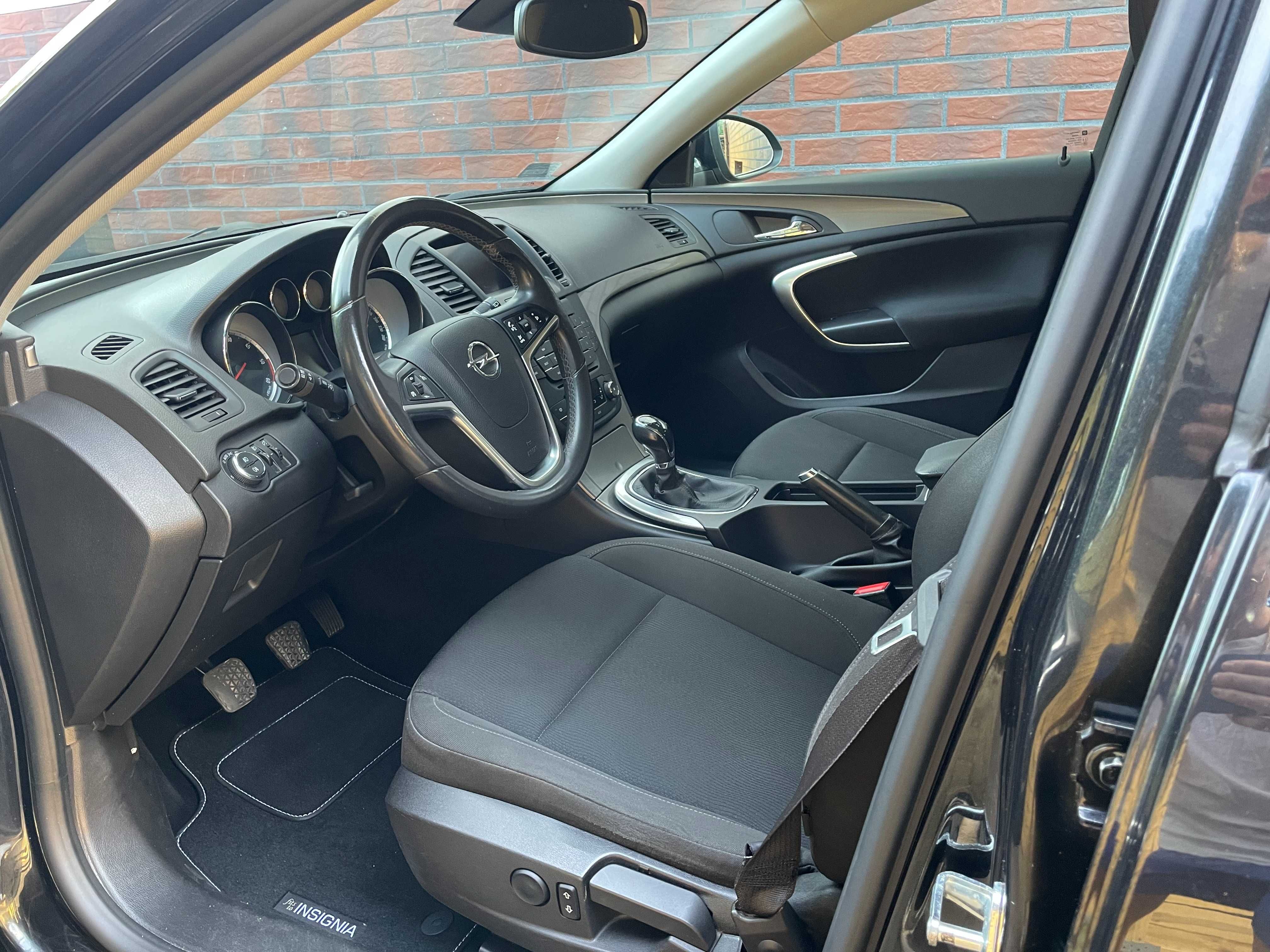 Opel Insignia 2,0 CDTI Sports Tourer 2013 r EcoFlex kolor czarna perła