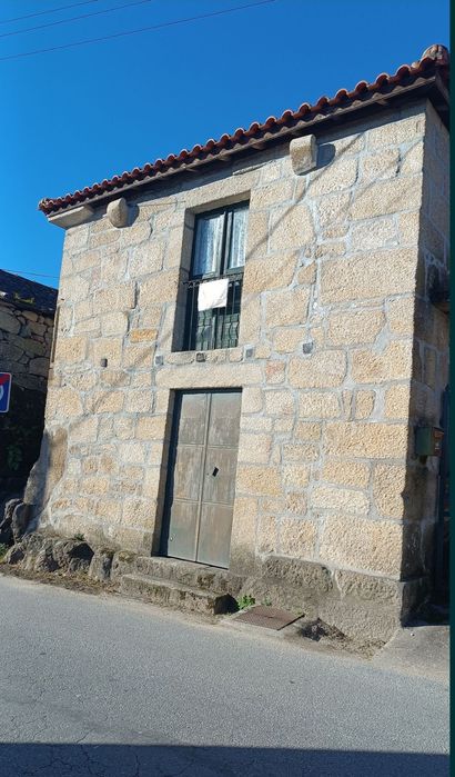 Casa em Pedra. Recuperar em Vilar de Ferreiros. Mondim de Basto