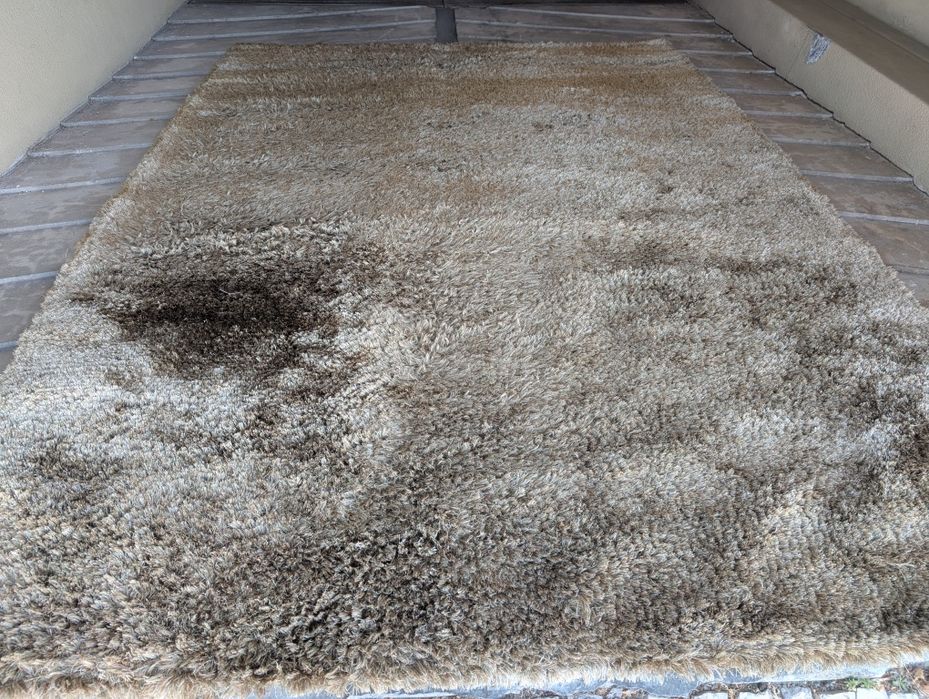 Carpete de pêlo alto aconchegante, tons neutros