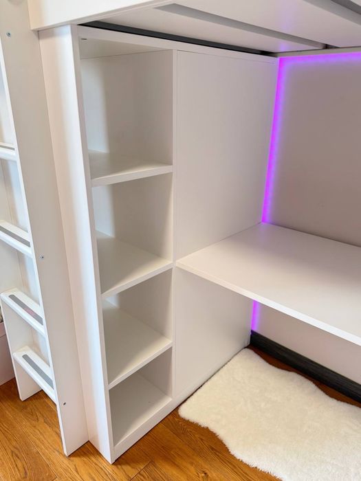 Dziecięce łóżko IKEA na antresoli z biurkiem, szufladami i szafą