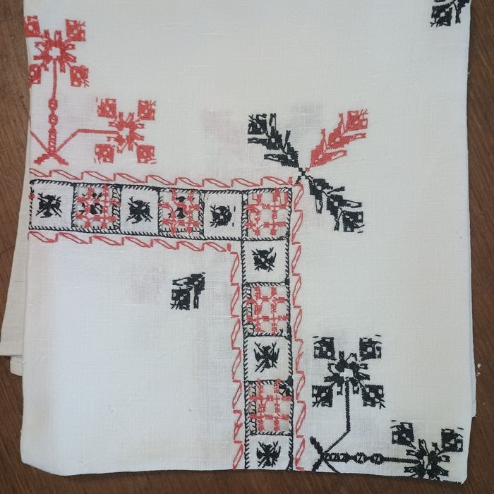 Скатерть вышитая с элементами ришелье