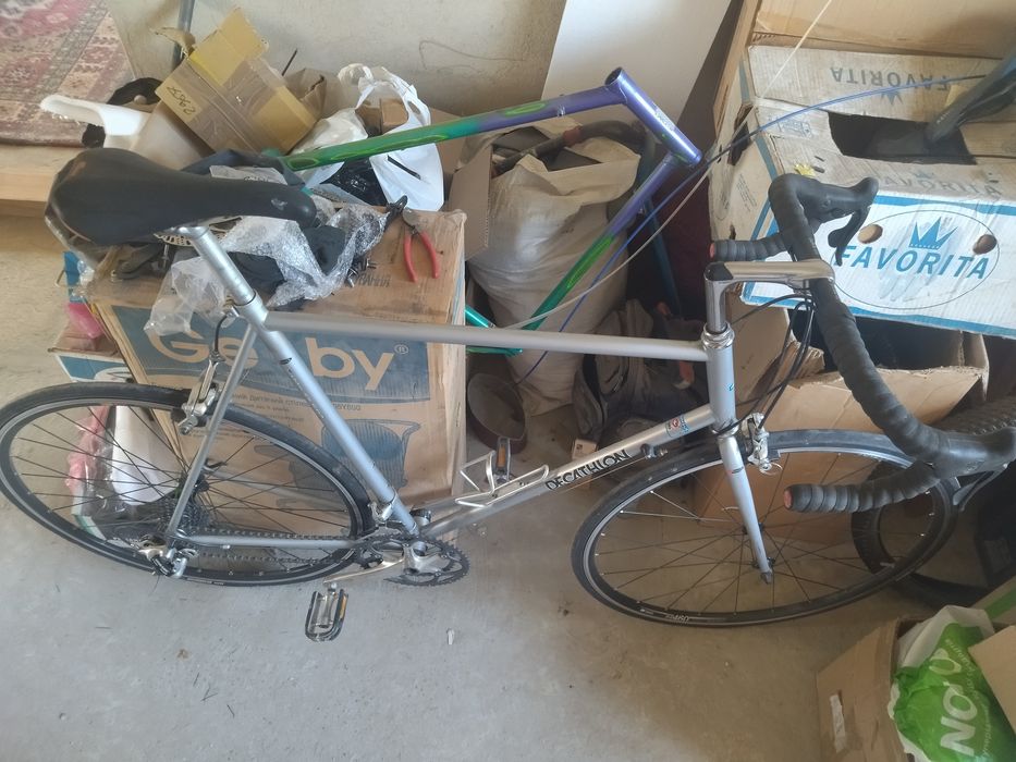 Продається шоссейний велосипед Decathlon Cobra 600.