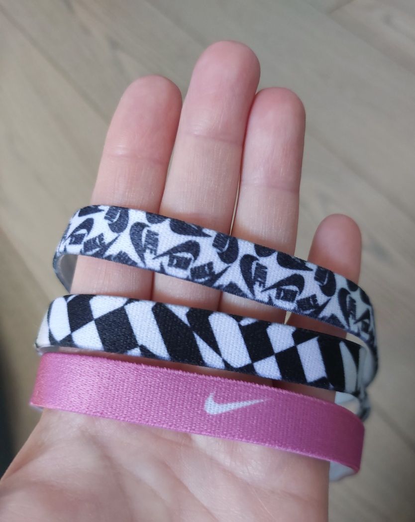 Trzy opaski na głowę Nike