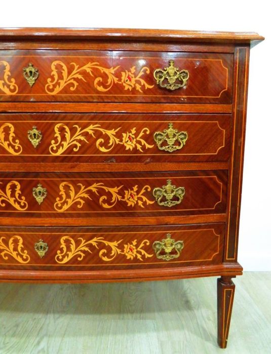 Cómoda inglesa com 4 gavetões.