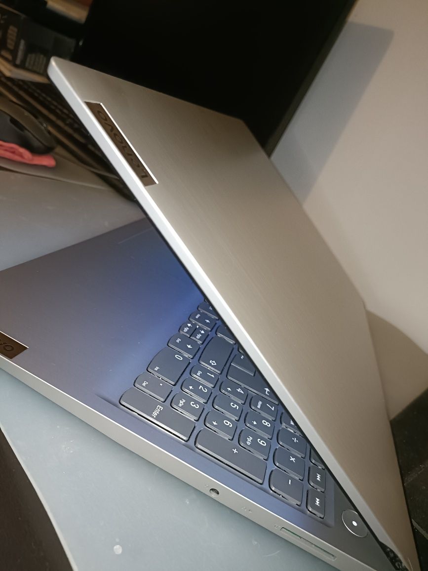 Lenovo ideapad 3 15ada015