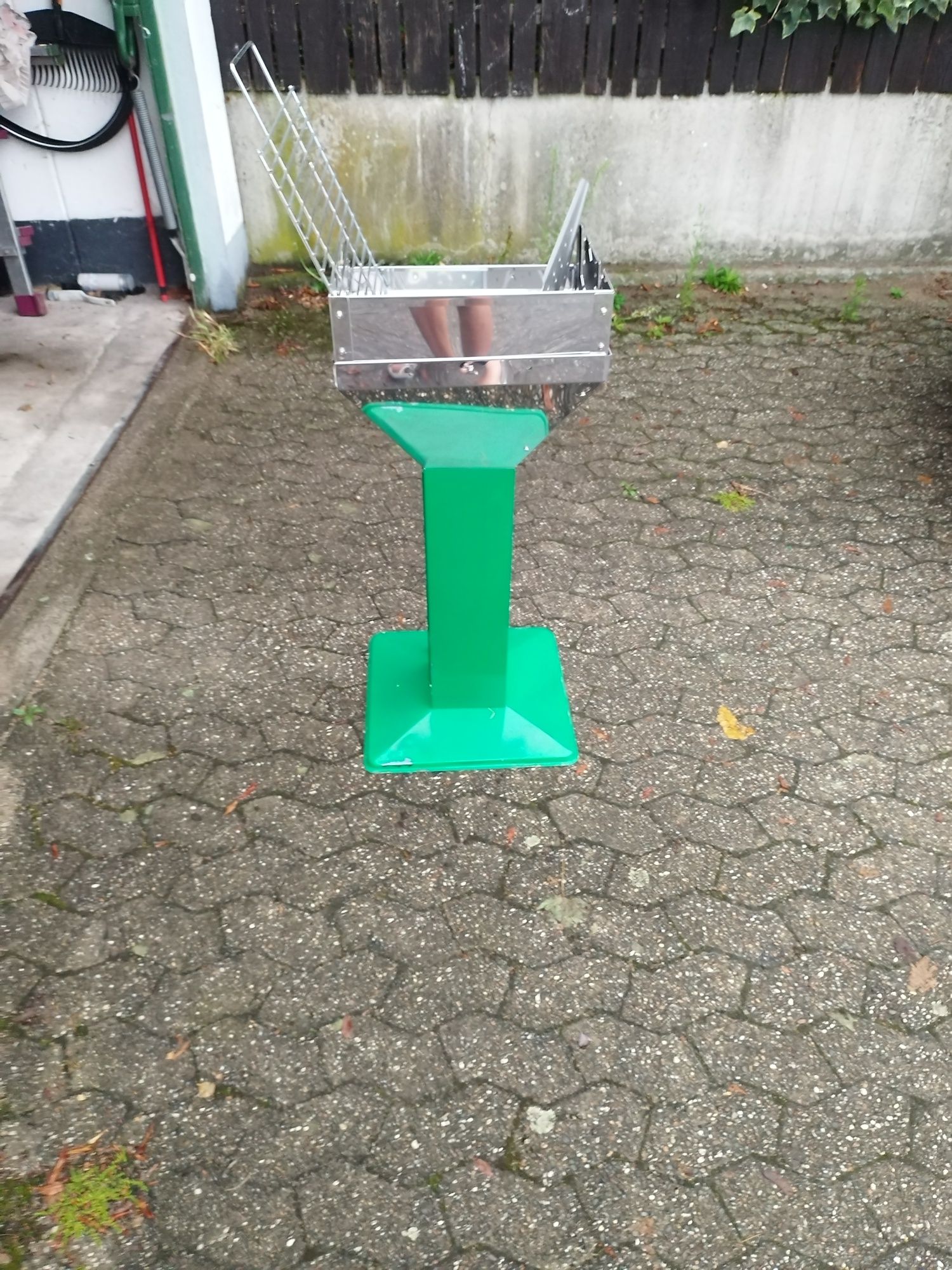 Grill węglowy wolnostojący