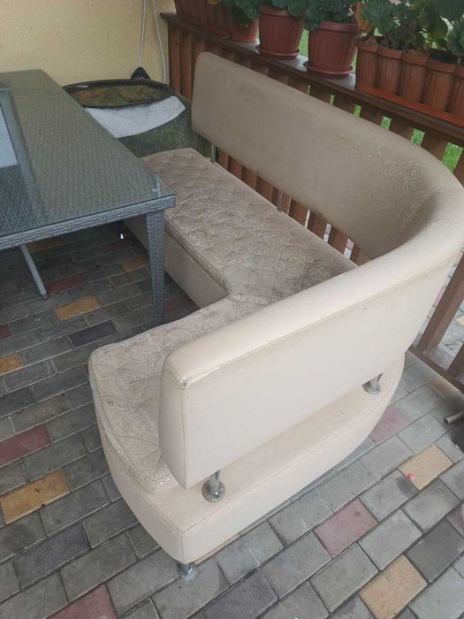 Белый диван облезлый