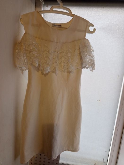 Біле плаття з мережкою