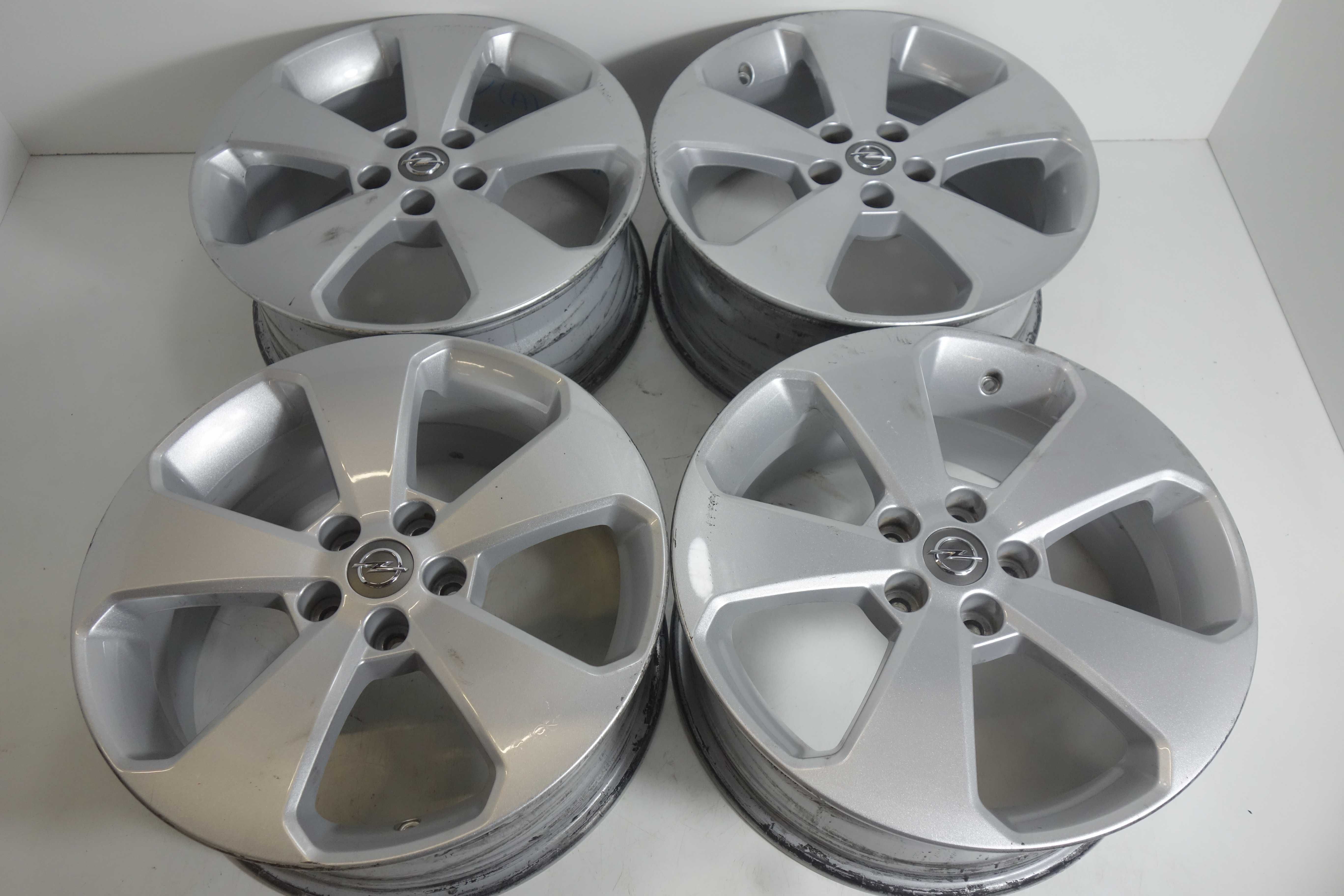 Alufelgi 17" 5x115 Opel Astra Srebrne 975