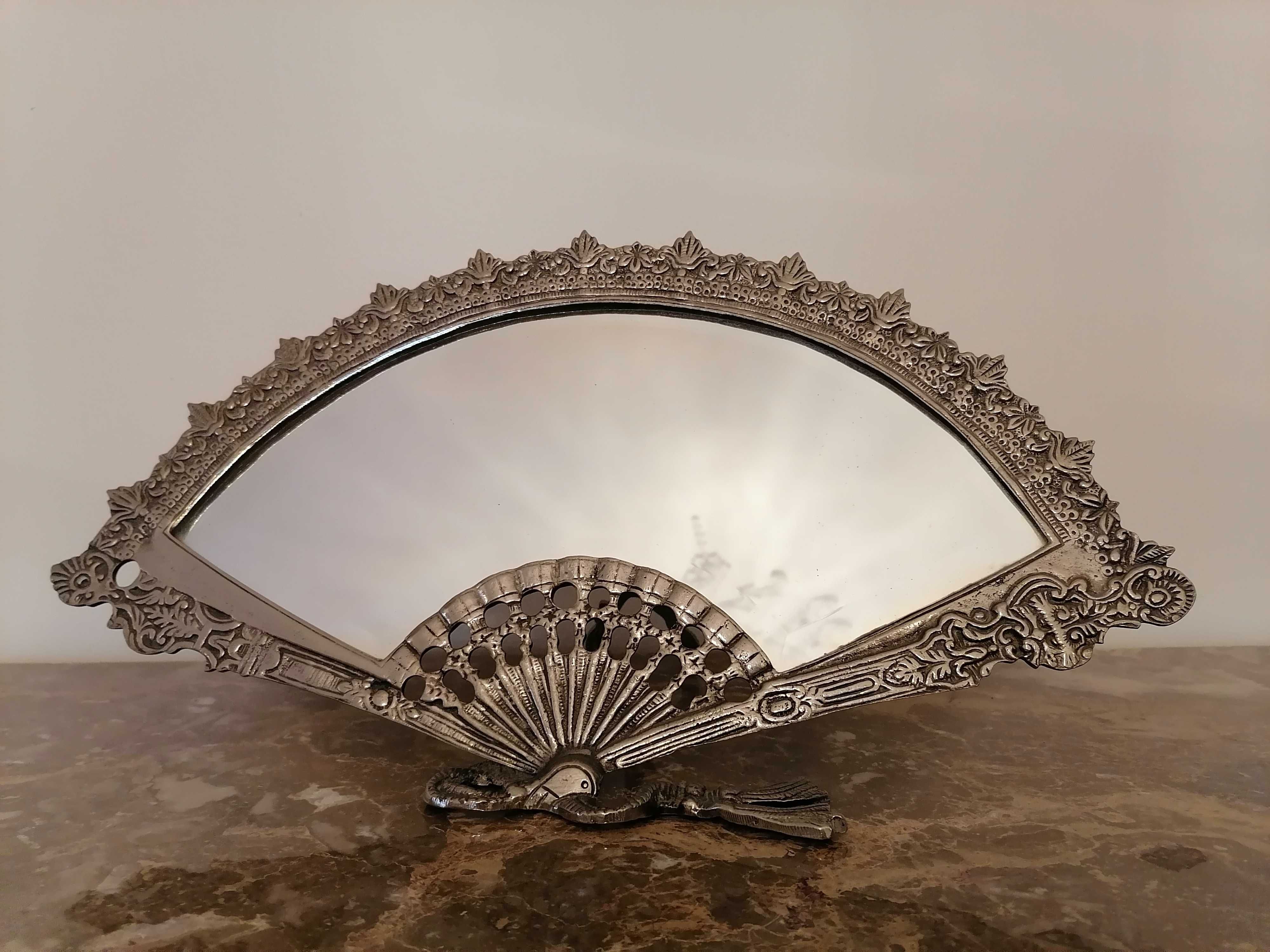 Espelho de mesa, em forma de leque, suporte em latão, óptimo estado
