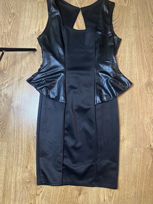 Плаття чорне, З відкритою спинкою.