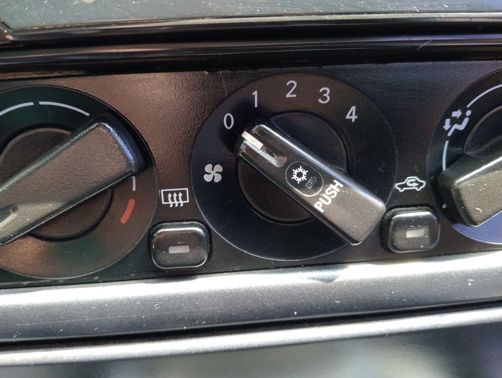 Легковий автомобіль mitsubishi