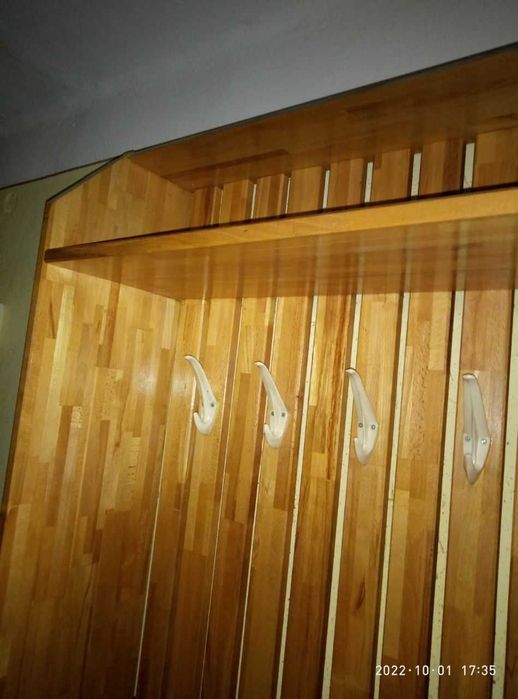 Вішалка дерев"яна в прихожу.