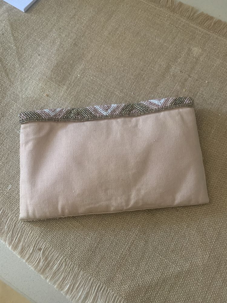 Clutch com missangas usada