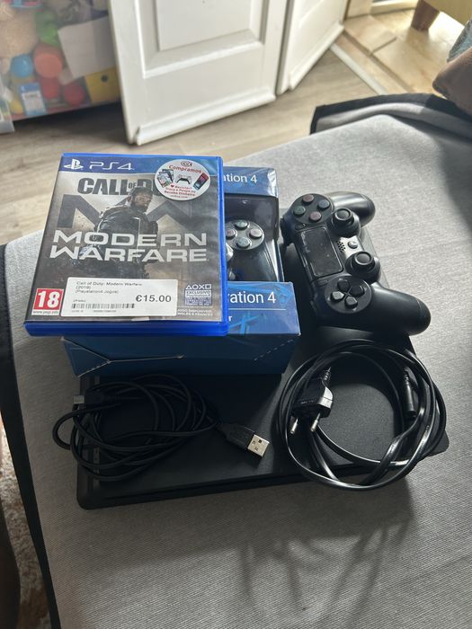 Playstation 4  slim 1 tb com 2 comandos novos + 1 jogo de brinde