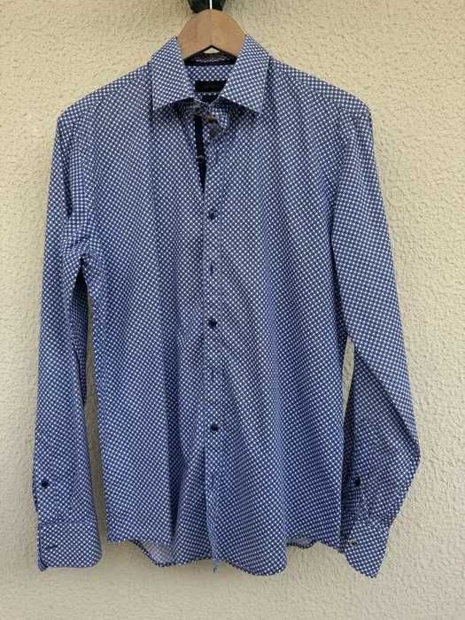 Camisa com padrão azul e branco Decenio
