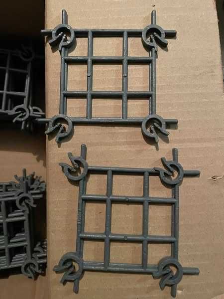 Dystanse, strzemiona do zbrojenia słupków ogrodzeniowych