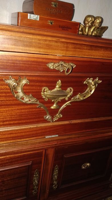 Bar estilo império em muito bom estado