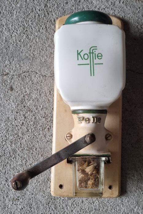 Zabytkowy młynek do kawy.