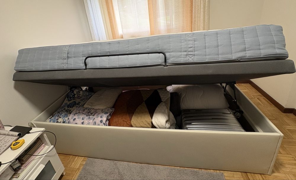 Cama com arrumação e colchão solteiro