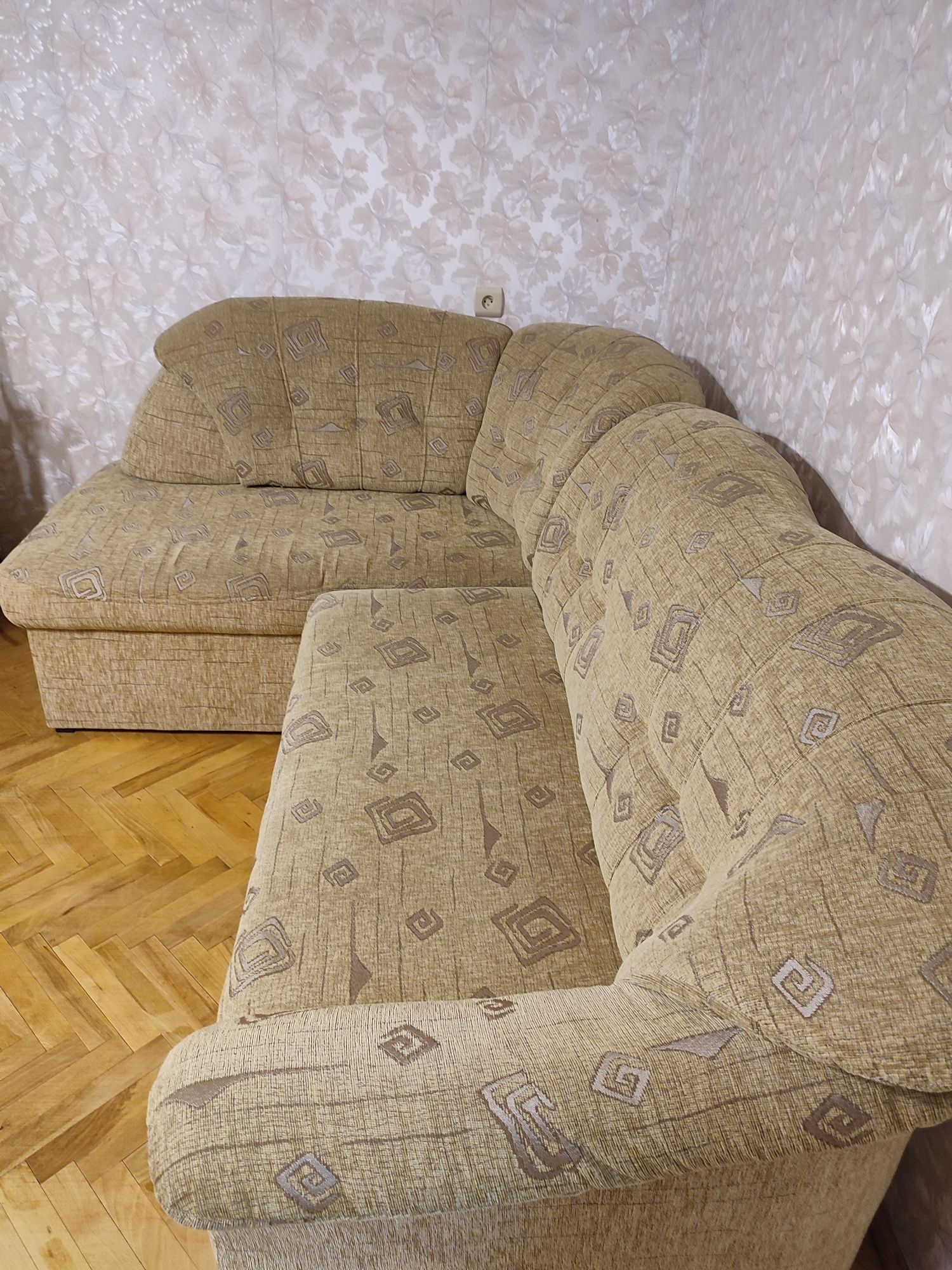 Rogówka, kanapa beżowa