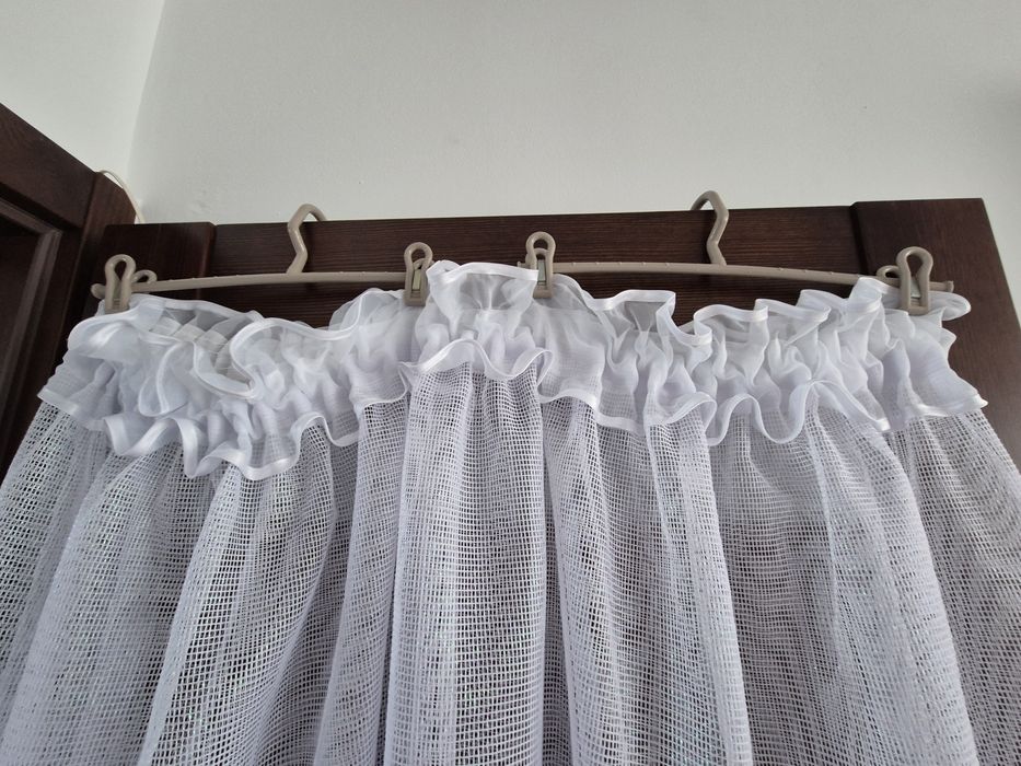 Firanka biała z gipiurą szerokość 1,50 m, wysokość 1,10 m.