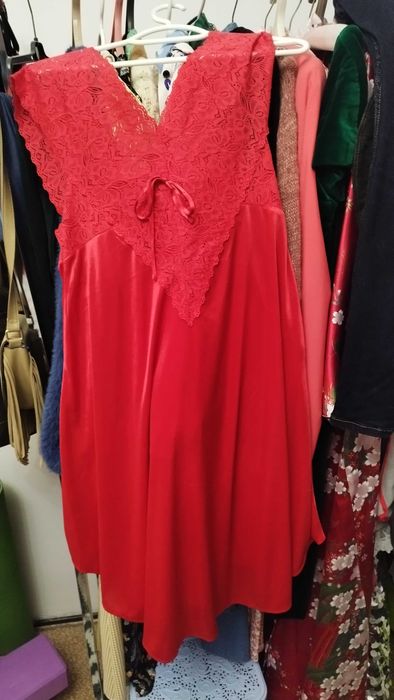 Сорочка нічна червоного кольору з мереживом.