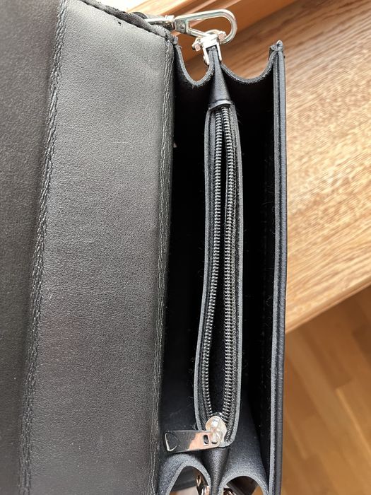 Чорна шкіряна сумка