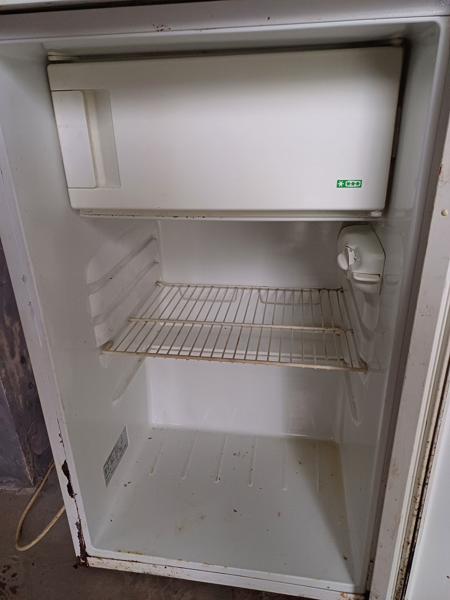 ТЕРМІНОВО продам холодильник