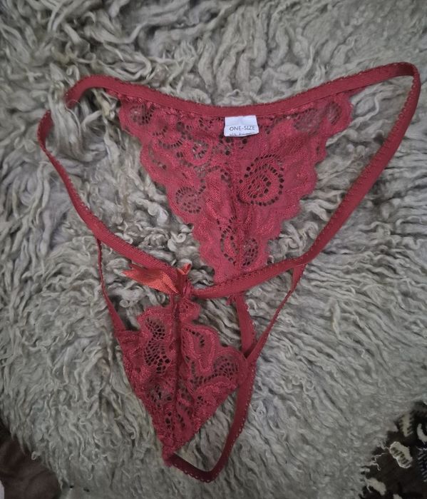 Красные красивые трусики