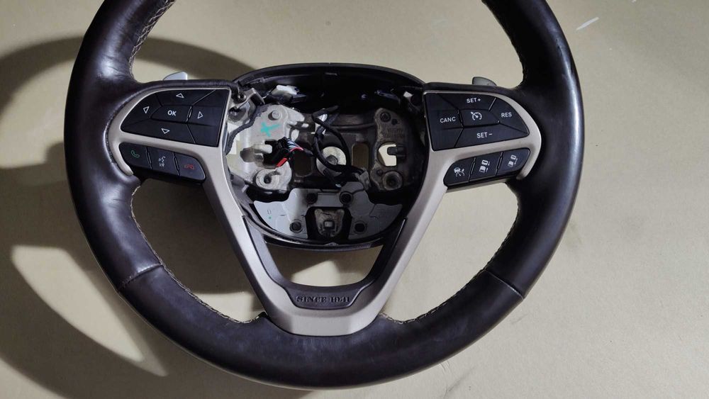 Jeep grand Cherokee wk2 SUMMIT kierownica idealna jak nowa ciemny brąz