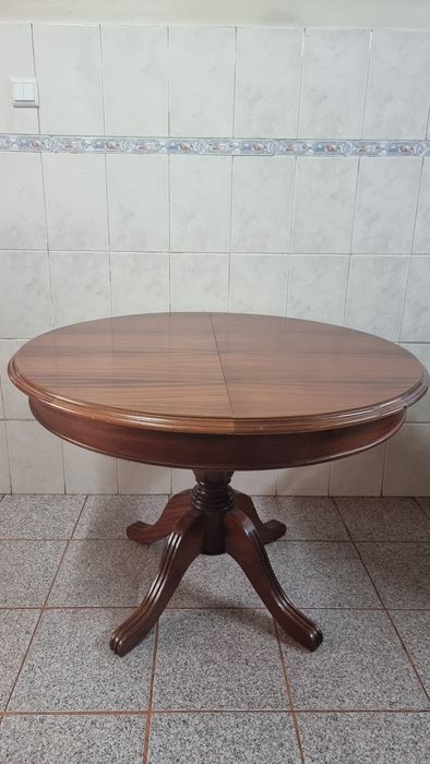 Mesa de madeira redonda/oval