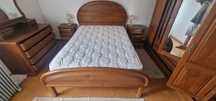 Cama de casal em madeira maciça