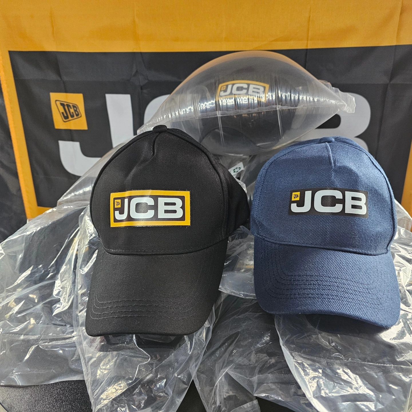 Продам  футболки, кепки JCB